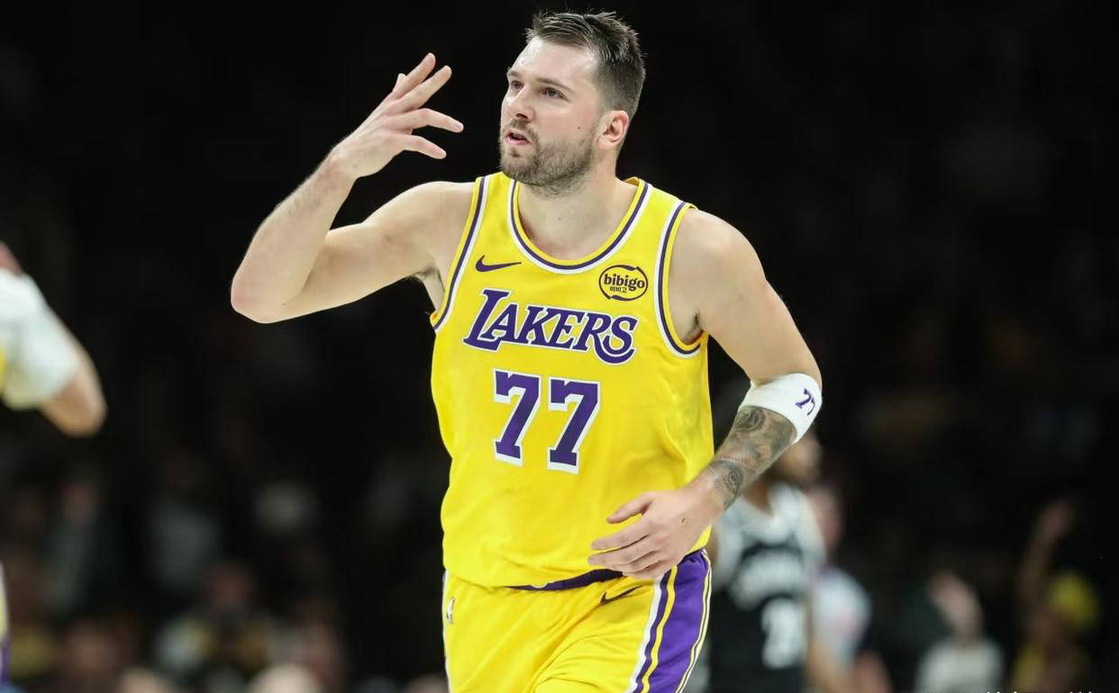 刚刚！东契奇在美国队比赛中突破纪录风云突变迈阿密热火关键时刻状态回暖，上海申花遗憾出局备战德甲(东契奇爆砍73分比赛回顾最新)