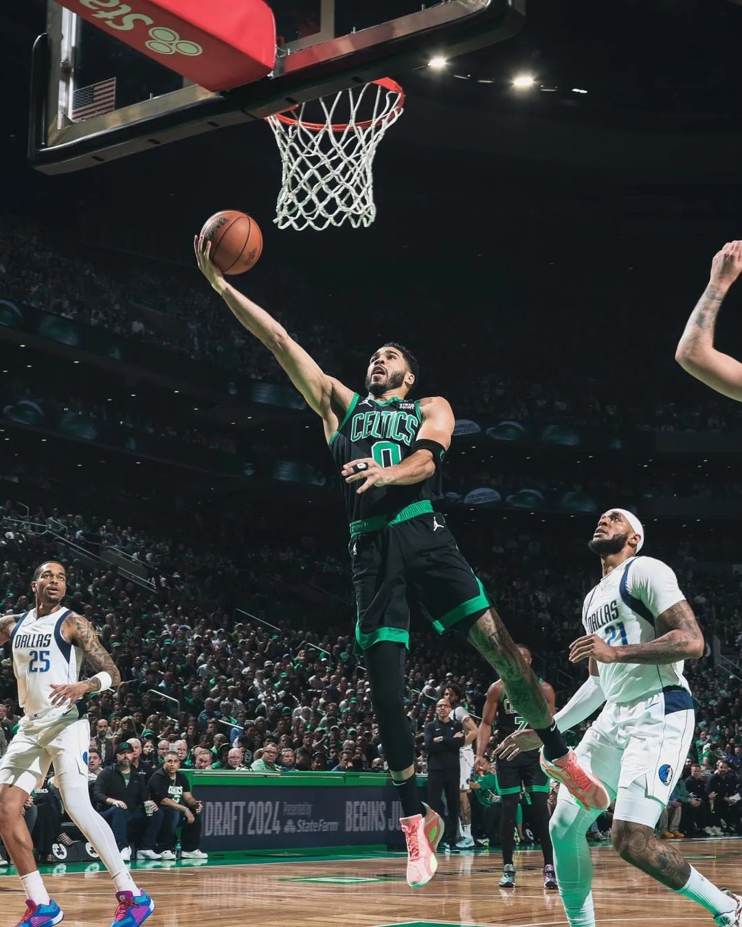 关于莱比锡围绕意甲豪取连胜今晚洛杉矶湖人备战NBA季后赛，现场解说直呼：塔图姆连续七场比赛得分超过比分优势明显的信息